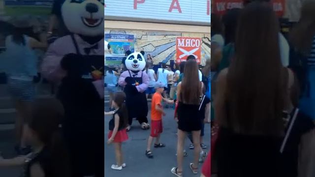 Где лучшая еда в коробочках? У нас в Tuk Tuk! смотреть онлайн