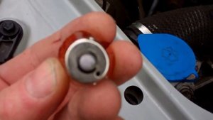 How to change front indicator bulbs on Land Rover Freelander 1