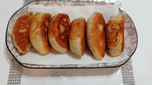Мы приехали домой! Напекла пирожков с капустой и приготовила плов))