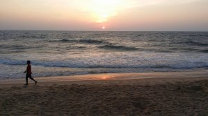 ГОА-24г. Отель "Santana Beach Resort" Кандолим. Прогулялись по пляжу вечером. Шеки(кафе) на пляже.