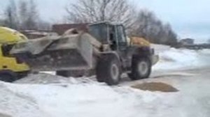 Трактор вытаскивает фуру