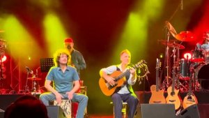 Дидюля и барабанщик играющий на Кахоне (барабан в виде деревянного ящика)