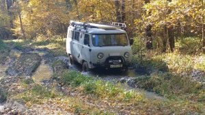 Подготовленный УАЗ буханка через лес по грязи