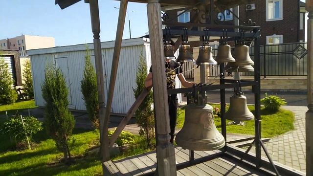 Иван Пугачев звонит первый звон на обновленной звоннице Крестовоздвиженского храма, п. Крекшино смотреть онлайн