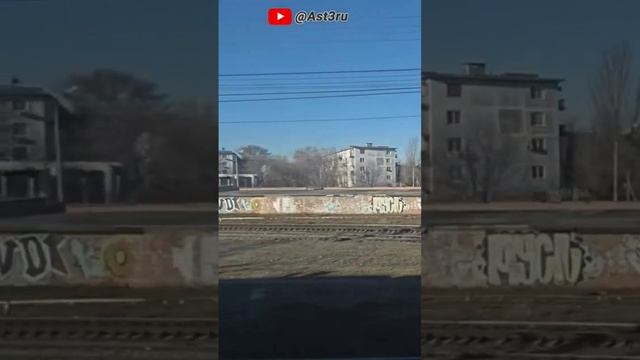 Рисунки уличных художников на подъезде к вокзалу