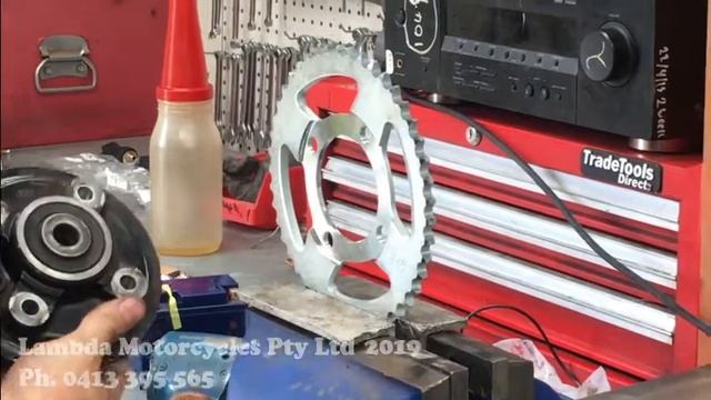 Fitting a Rear Sprocket on a Honda CT110 Postie Bike. смотреть онлайн