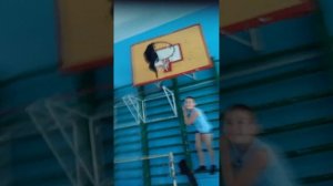 Школьник бегает по спорт залу в трусах