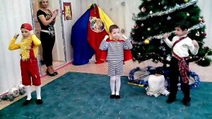 Новогодний цирк танцы канатоходцы силачи ДОУ