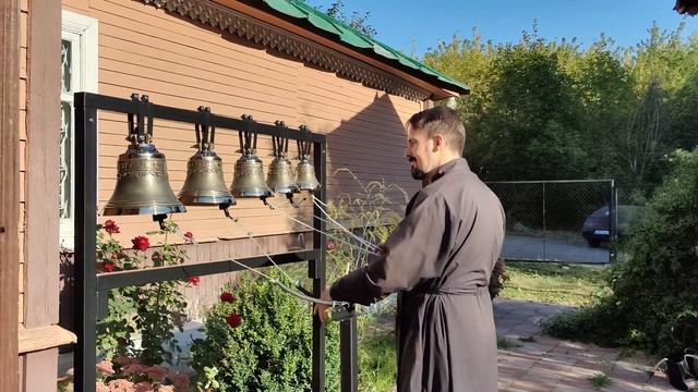 Первый звон на новых колоколах в Покровском храме г. Ясногорска смотреть онлайн