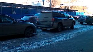 Машины едут по пешеходному тротуару, Н.Новгород