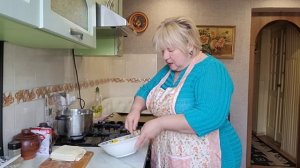 Самса с курицей. Вареное сало со специями в пакете.