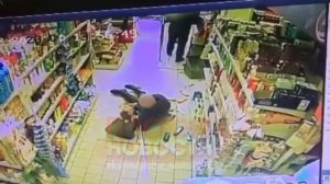 одной из Пятерочек на северо-востоке Москвы мужчина толкнул бабку за соблюдала социальную дистанци
