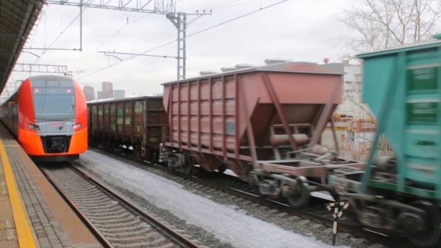 "Наперегонки по соседним путям!" Тепловоз 2М62У-0045 с грузовым поездом и электропоезд ЭС2Г-057. смотреть онлайн