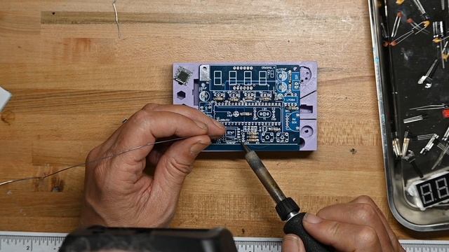 C.K. builds another FM radio kit смотреть онлайн