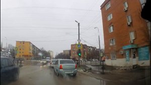 Деревья падают на машины в Астрахани. Ураган снег улицы залило Астрахань 5 марта 2022