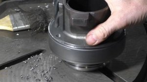 Установка пресс-маслёнки на выжимной подшипник .