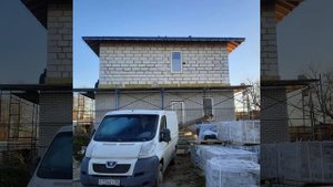 Фасад дома из колотого гиперпресованого кирпича.
