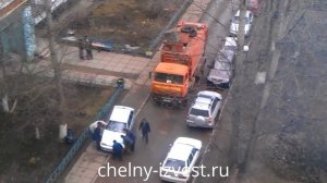 Мусоровоз и машина