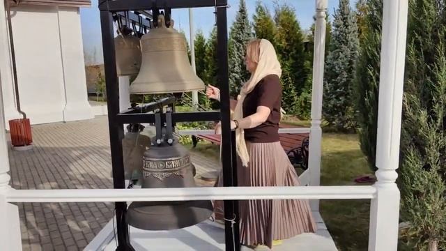 Новый колокол установлен на звоннице Крестовоздвиженского храма пос. Крекшино в Новой Москве смотреть онлайн