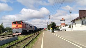 2ТЭ116 - 523 с грузовым поездом проследует станцию Валдай.