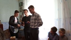 В двери закрытые поздней порой кто-то стучит