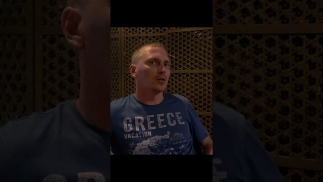 В кафе перед отъездом на остров Малапаскуя