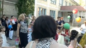 В детском саду на выпускном......Шарики выпускают дети...