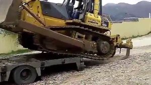 Как съехать с трала без аппарелей на бульдозере Коматсу 65ка