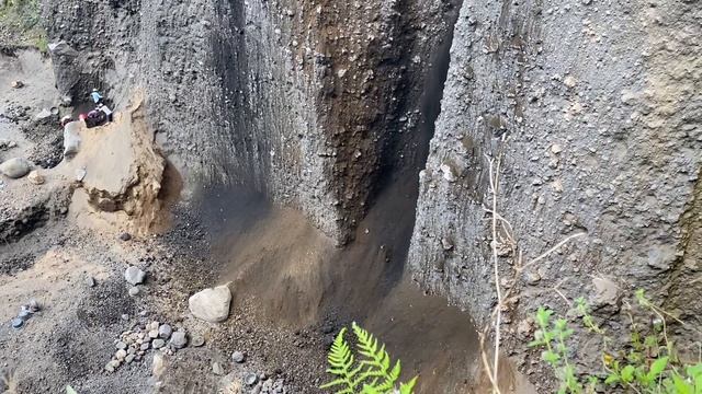 Строительство, масштабные раскопки заняли много времени что разрушить скалу
