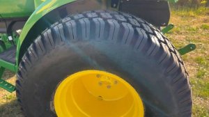 Минитрактор John Deere 3036 E Sport для футбольного поля.