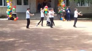 Танец под песню . Все бегут бегут