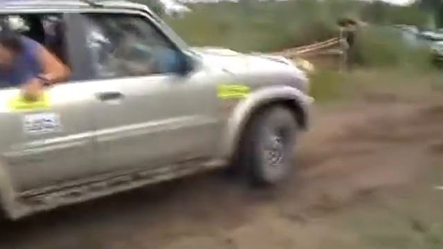 Перетягивание канат машинами Нисан и лендровер(32) смотреть онлайн