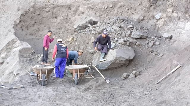 Строительство, расчитска оползня и раскалывание камней