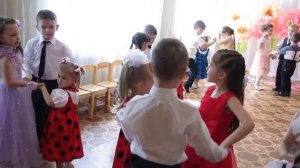 Танец с малышами "Сандалики"
