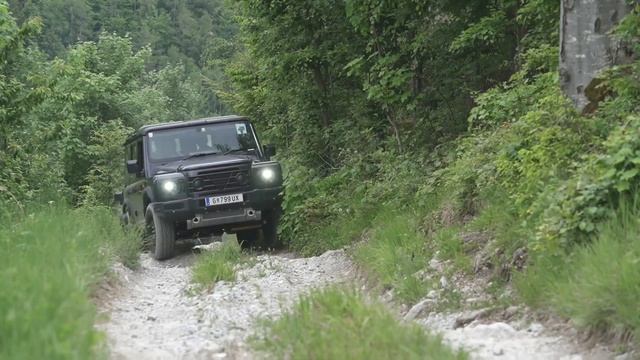INEOS Grenadier vs. Old Jeep Wrangler - Extreme 4x4 Off-Road Test Drive Demo! смотреть онлайн