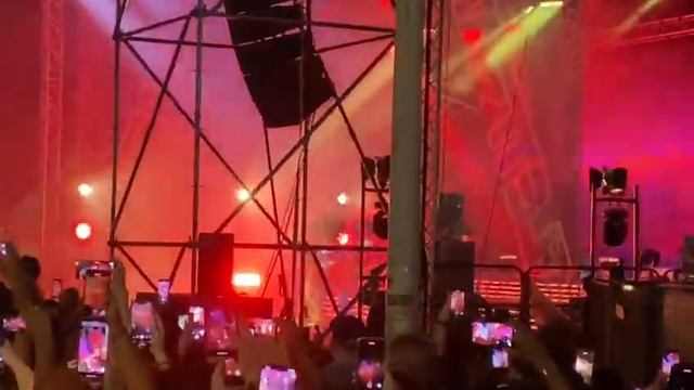 Agrigento, Elettra Lamborghini infiamma i suoi fans: Pistolero