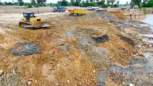 Строительство, большую свалку продолжают засыпать