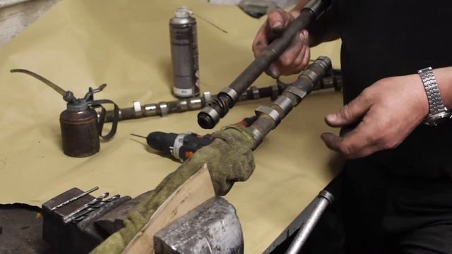 Restoration of a V12 Series III E-Type Jaguar | Removing plugs from camshaft / jackshaft (Part 7) смотреть онлайн