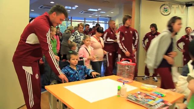 Latvijas futbola izlase ciemojās Bērnu slimnīcā смотреть онлайн