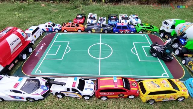 ADU MOBIL ROBOT | Mobil Polisi Robot Lamborghini Veneno VS Chevrolet Camaro смотреть онлайн