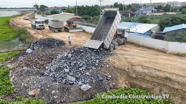 Строительство дороги на озере. Начало отсыпки дорожного полотна