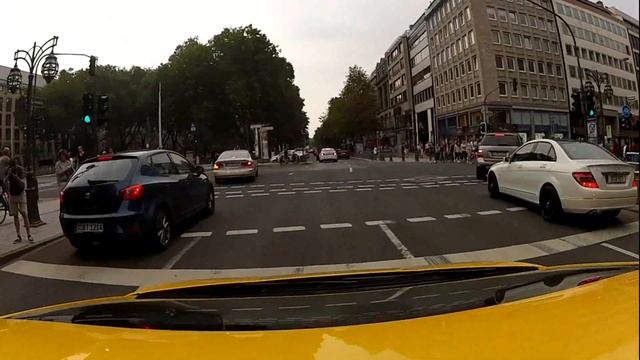 Lamborghini Reaction - Yellow Huracan in City Center смотреть онлайн