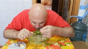 Мукбанг. Лапша, яичко и домашняя колбаса. Уходят молодые, печально и страшно.