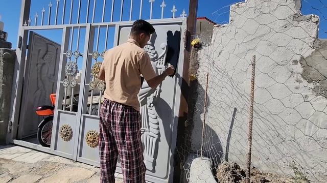 Enchanting beauty of the castle: woodwork and painting of the castle gate by Hassan and Zulikha