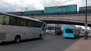 Грузовой поезд внезапно остановился на Московском проспекте