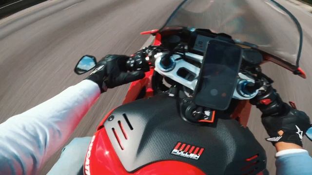 Ducati Panigale V4s - Pure Riding! смотреть онлайн