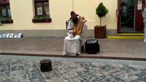 Уличный музыкант в Гродно играет на лире. Удивительно красиво.