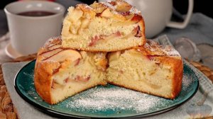 Простой бисквитный пирог.
ПЫШНАЯ ШАРЛОТКА С ЯБЛОКАМИ