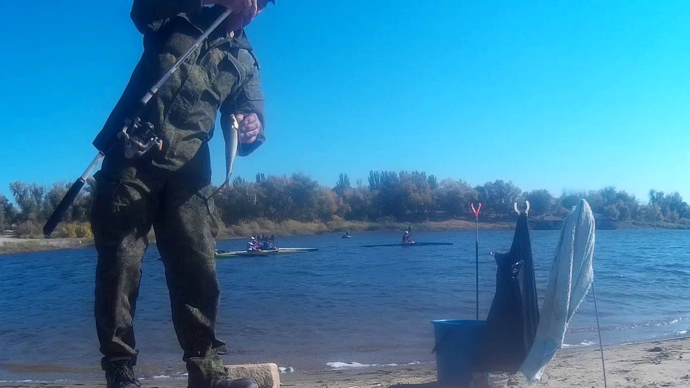 Лов плотвы на Ахтубе при сильном восточном ветре.