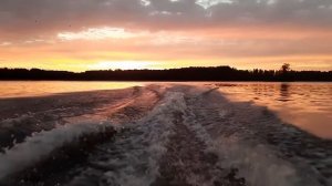 Игра воды и света на озере, заходящим вечером солнцем